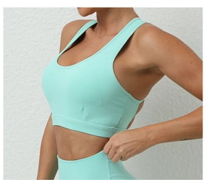 Détail de la brassière de sport vert menthe avec dos croisé et maintien élastique