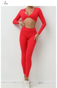 Détail de l'ensemble de yoga rouge avec haut court à manches longues et legging gainant