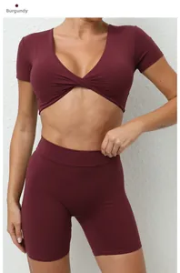Detail eines weinroten Yoga-Sets mit V-Ausschnitt Top und High-Waist Sport-Shorts