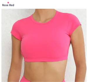 Dettaglio ravvicinato del top sportivo senza schienale rosa rosso per yoga e corsa