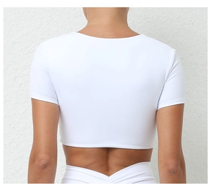 Vista trasera de top corto de yoga blanco de manga corta con tejido elástico de secado