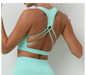 Détail du design croisé au dos du soutien-gorge de sport vert menthe respirant