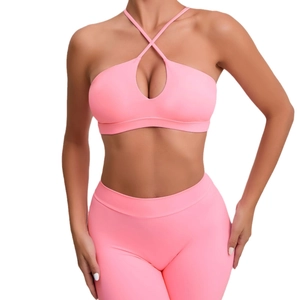 Ensemble de yoga rose avec brassière dos croisé et legging taille haute pour le fitness