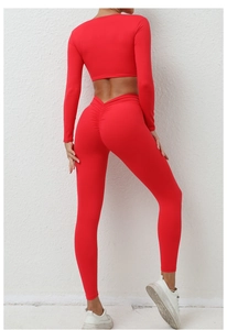 Détail du legging de yoga rouge à taille haute avec design effet fessier galbé