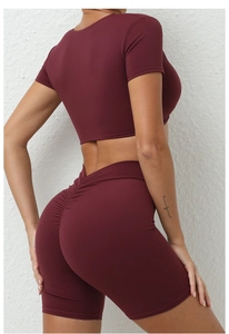 Detailansicht der weinroten High-Waist Scrunch Butt Shorts mit stützender Rippstruktur