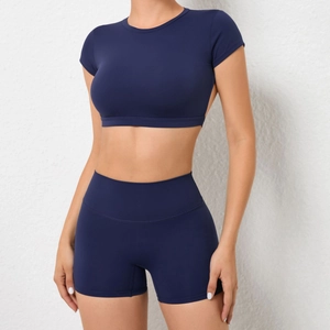 Detail der High-Waist Yoga-Shorts und Crop-Top aus dunkelblauem Stretch-Fitnessstoff