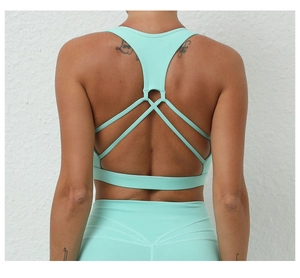 Gros plan d'une brassière vert menthe avec bretelles croisées et legging à couture en V