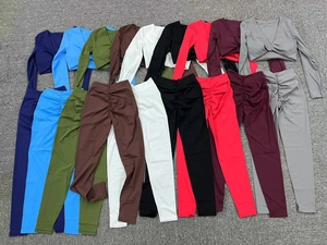 Présentation à plat de 9 couleurs d'ensembles de yoga à manches longues et leggings