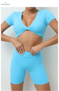 Details des zweiteiligen Yoga-Sets in Flammblau mit V-Ausschnitt-Top und Radlerhose