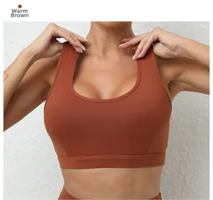 Détail d'un soutien-gorge de sport marron chaud avec col en U et tissu mat élastique