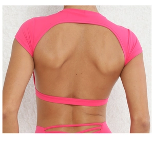 Dettaglio del design scoperto sulla schiena con lacci incrociati sulla maglia rosa