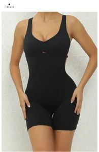 Dettaglio frontale della tuta da yoga nera con vita vuota e design del busto arricciato