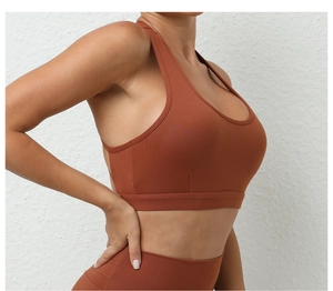 Gros plan sur l'ensemble brassière de sport dos nageur et legging de yoga taille haute