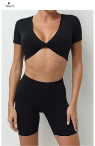 Detail eines schwarzen V-Ausschnitt Crop Tops und Radlerhosen Yoga-Sets für Damen