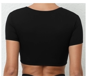 Vista trasera de un crop top negro ajustado para yoga en tejido elástico transpirable