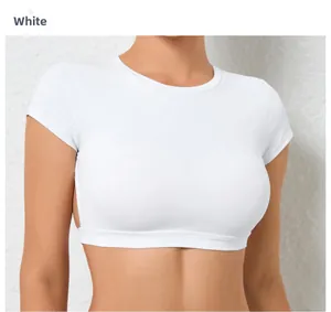 Vista frontale top sportivo bianco corto con orlo elastico per supporto fitness e yoga