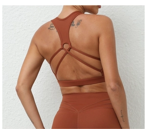 Détail des bretelles croisées et du tissu mat brossé sur un soutien-gorge de sport