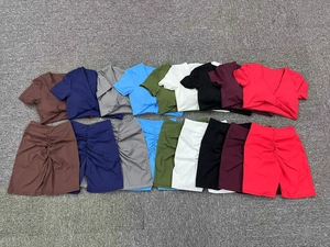 Detaillierte Flachbildansicht von neun bunten Yoga-Sets mit V-Ausschnitt-Tops und Shorts