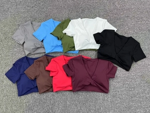 Vista detallada de nueve tops cortos de yoga con cuello en V cruzado en varios colores