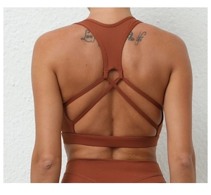 Détail du soutien-gorge de sport caramel avec design complexe de bretelles croisées