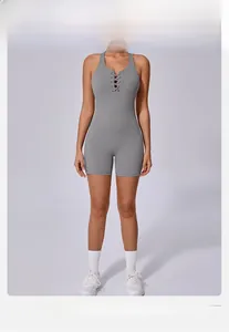 Détail d'un body de yoga gris à col en V profond avec lanières croisées et tissu séchage rapide