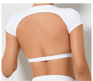 Dettaglio schiena del crop top da yoga bianco con cinturino sottile e design traforato