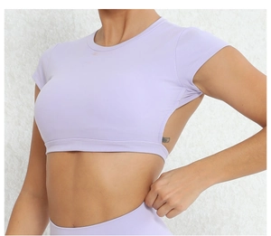 Dettaglio del crop top lilla slim-fit con ritaglio laterale per lo sport e stile