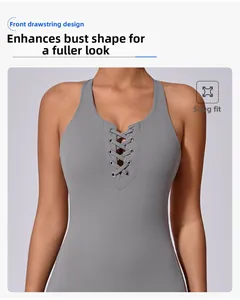 Vue détaillée du combishort de sport gris foncé avec cordon de serrage et découpe