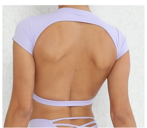 Dettaglio della maglia da yoga lilla con ampio taglio sulla schiena e tessuto molto elastico