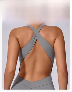 Gros plan sur la combinaison de yoga grise avec bretelles croisées et dos nu détaillé