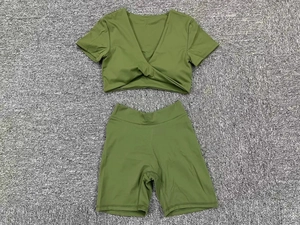 Detail eines armee-grünen Yoga-Sets mit V-Ausschnitt-Top und hochtaillierten Sporthosen