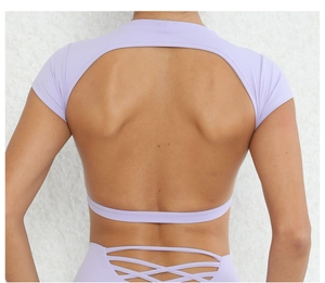 Dettaglio del top da yoga con schiena scoperta, spalline incrociate e tessuto lavanda