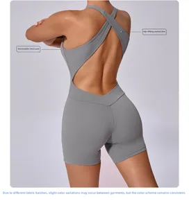 Détail macro du combishort de yoga dos croisé avec coussinets et couture push-up fessier