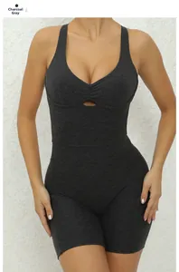 Dettaglio del body sportivo grigio antracite con taglio posteriore e trama a maglia a coste