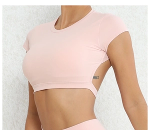 Dettaglio del crop top rosa che mostra il taglio scoperto e il tessuto traspirante
