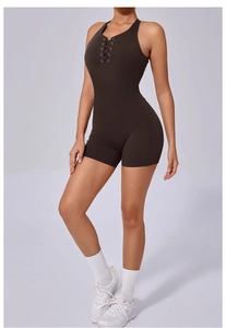 Détail d'un body de yoga marron avec dos croisé et col licou au design ajusté