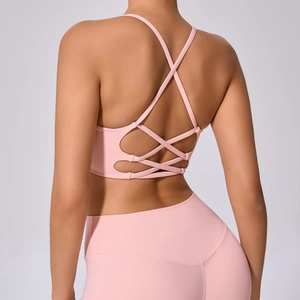 Detail der überkreuzten Träger und gewebten Details am rosa Sport-BH und der Leggings