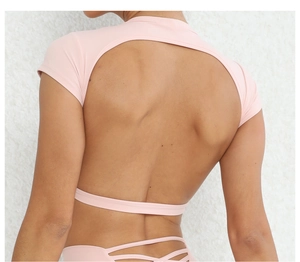 Dettaglio del top sportivo rosa con schiena scoperta, scollo a U e spalline incrociate