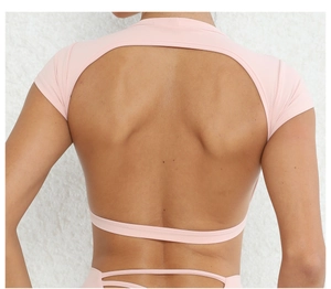Dettaglio del top da yoga rosa scoperto sulla schiena con taglio ovale e design elastico