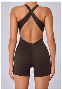 Détail des bretelles croisées du body de yoga marron café montrant la coupe dos nu ajustée