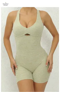 Dettaglio frontale del body da yoga verde grigio con scollo a V e trama a maglia