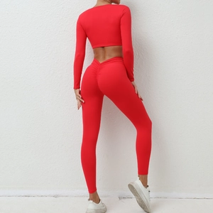 Ensemble de yoga rouge pour femme avec crop top manches longues et legging froncé