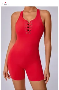 Détail du body de sport rouge avec design d'anneau métallique croisé et tissu haute élasticité