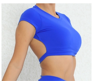 Dettaglio del design con apertura sulla schiena e orlo elastico sul top da yoga blu