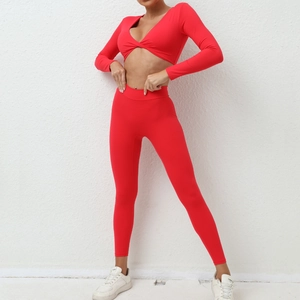 Ensemble de yoga rouge pour femme avec haut à manches longues torsadé et legging de sport