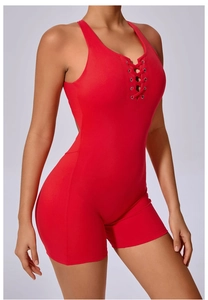 Détail de la combinaison de sport rouge montrant le design croisé à lacets à l'avant