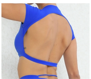 Dettaglio posteriore del top da yoga blu reale con schiena scoperta e spalline incrociate