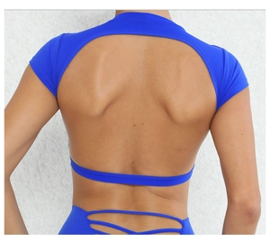 Dettaglio del top da yoga blu reale con schiena scoperta, spalline incrociate e tessuto