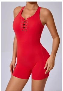 Détail d'un combishort de sport rouge avec laçage frontal et œillets métalliques