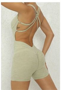Dettaglio della tuta da yoga verde chiaro con spalline incrociate ed effetto scrunch sul retro